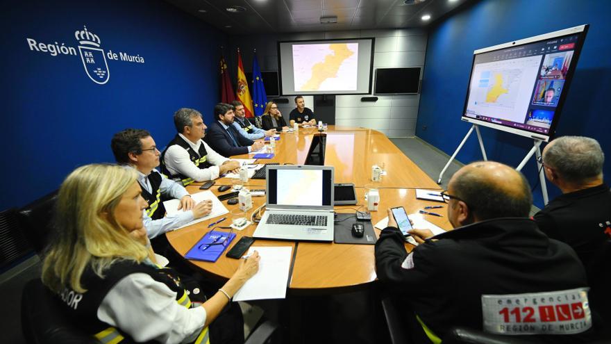 El jefe del Ejecutivo regional, Fernando López Miras, preside la reunión de urgencia para analizar la situación en la sede del Consorcio de Extinción de Incendios (CEIS)