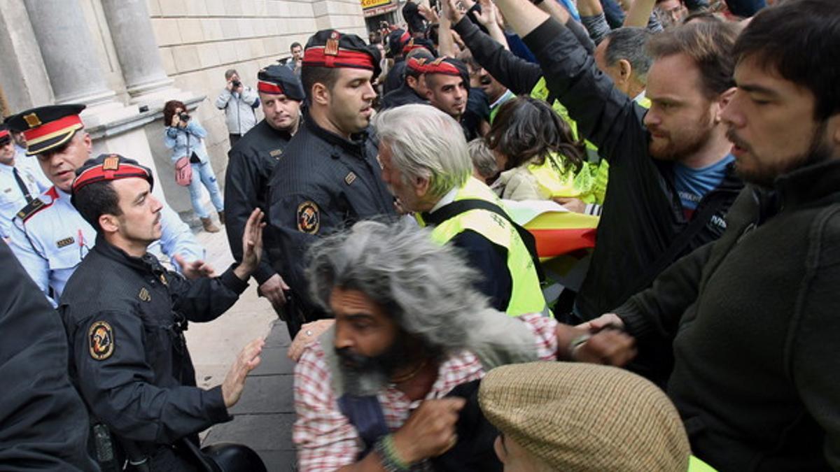 Forcejeo entre los Mossos d'Esquadra y el colectivo de 'yayoflautas' ante el Palau de la Generalitat.