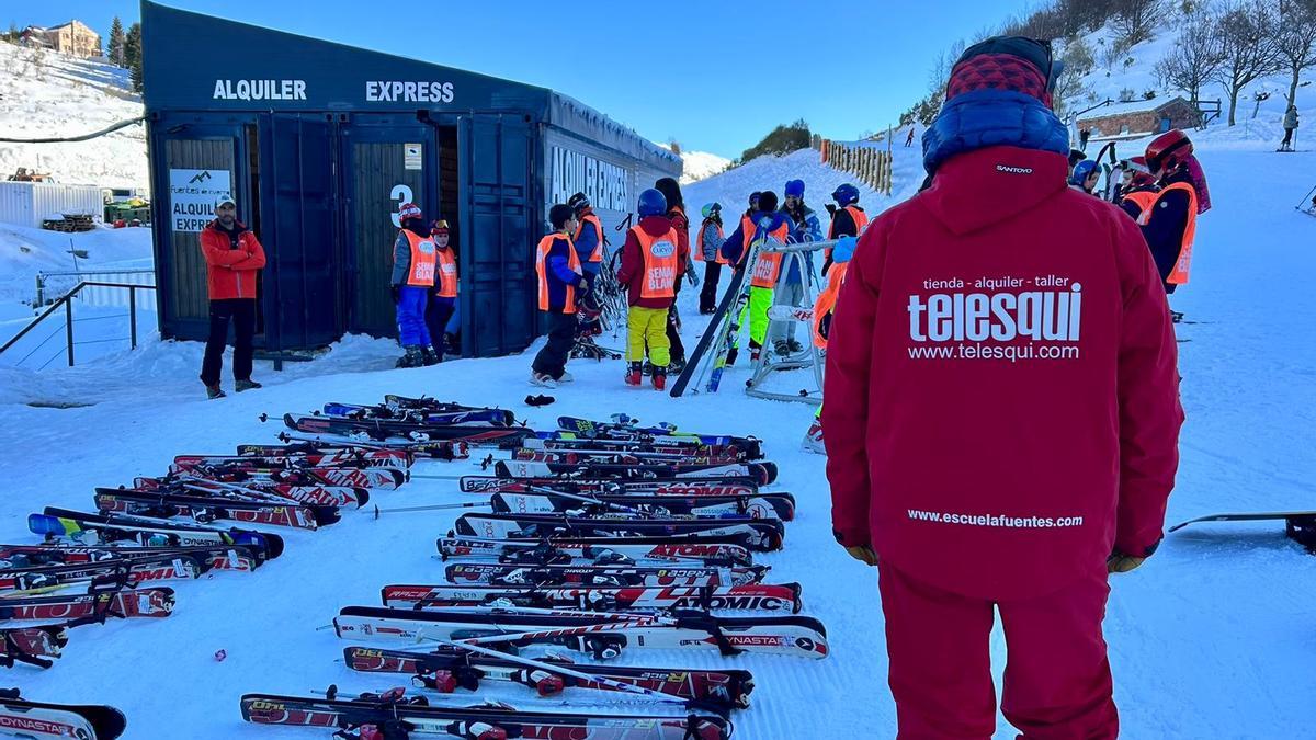 Alumnos preparándose para una clase del programa de Semana Blanca en Fuentes de Invierno. | A. V.