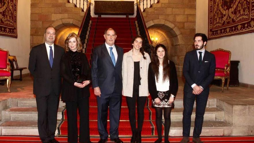 De izquierda a derecha, Enrique Esteban y su mujer, María José Platero, y Álvaro Platero y sus hijos Ana, María y Álvaro, ayer, antes del acto de Aefas en el hotel de la Reconquista.