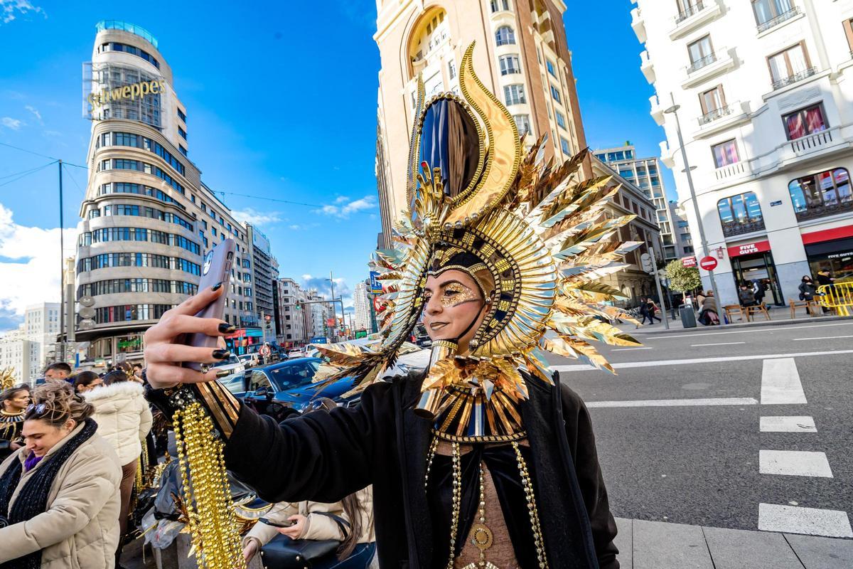 Los comparsistas se prepararon en torno a la plaza de Callao a primera hora de la tarde