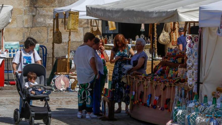 Ambiente en los puestos de venta, durante la tarde de ayer.   | // IÑAKI ABELLA