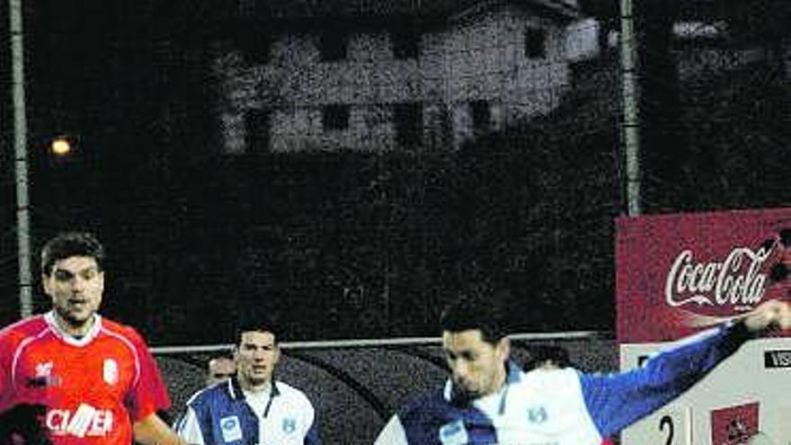 El azulgrana Joaquín pugna por llevarse el balón ante el jugador del Luarca Bruno.