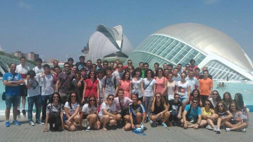 La Banda Municipal de Silleda, ayer, en las afueras de la Ciudad de las Artes y las Ciencias de Valencia.