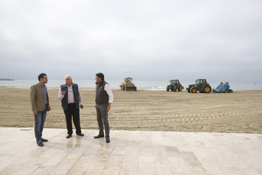 Imágenes de la playa de San Juan, donde la lluvia ha ocasionado serios daños en el arenal y el paseo peatonal.