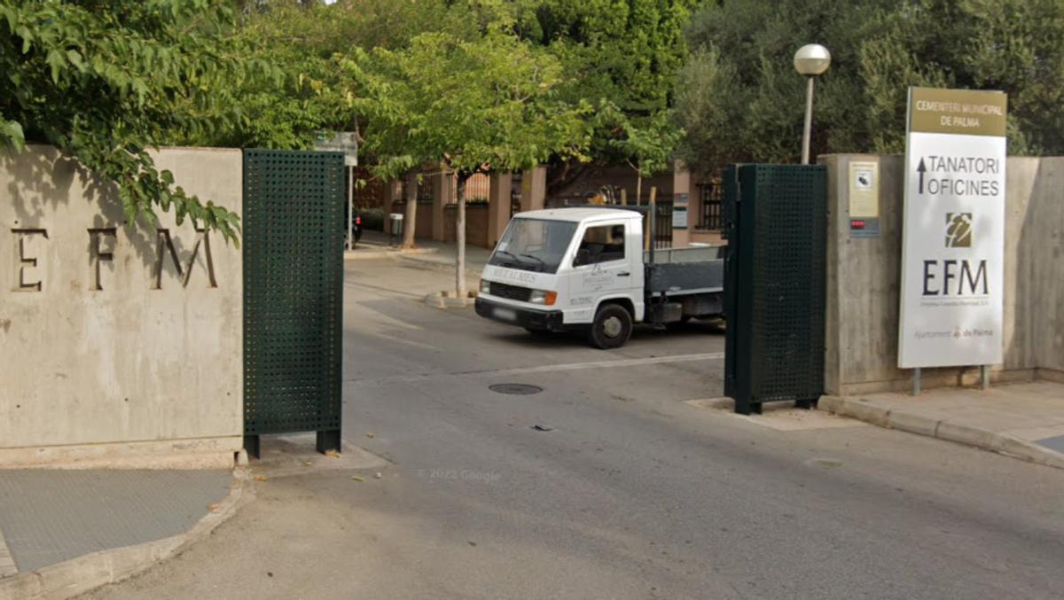 Acceso al tanatorio de Son Valentí, en Palma.