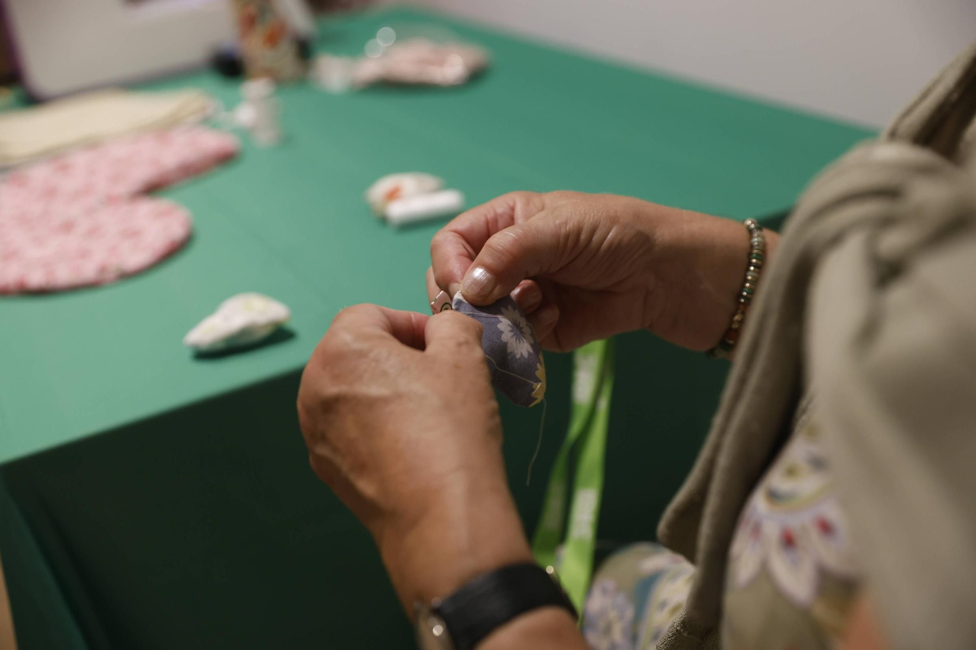 Corazones llenos de compañerismo en Gijón para mujeres operadas de cáncer de mama (en imágenes)