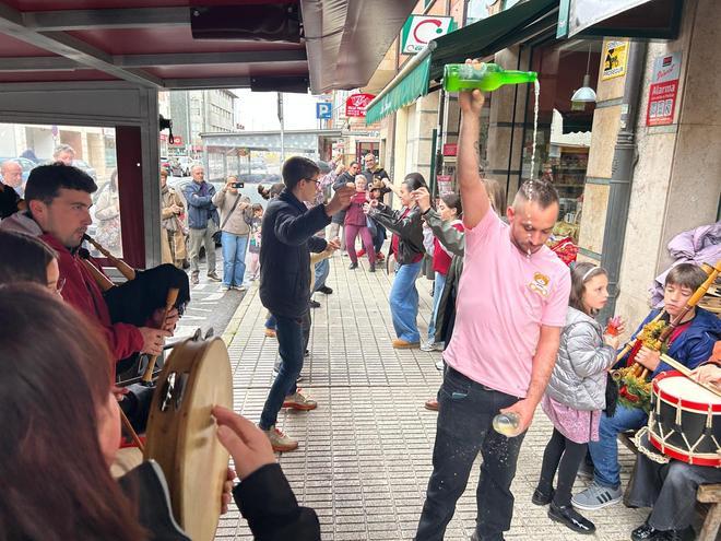 EN IMÁGENES: Actuaciones en Villaviciosa de música, baile y canto en La Villa EnToná