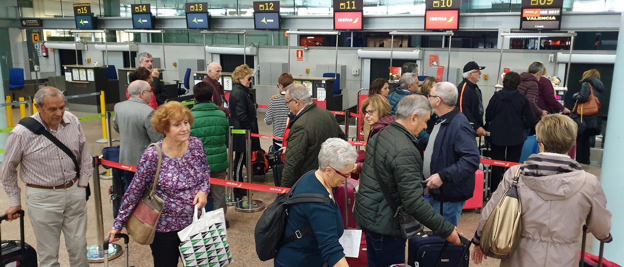 Beneficiarios de los viajes del Imserso esperan en el aeropuerto de Vigo para embarcar en el avión en noviembre de 2019.