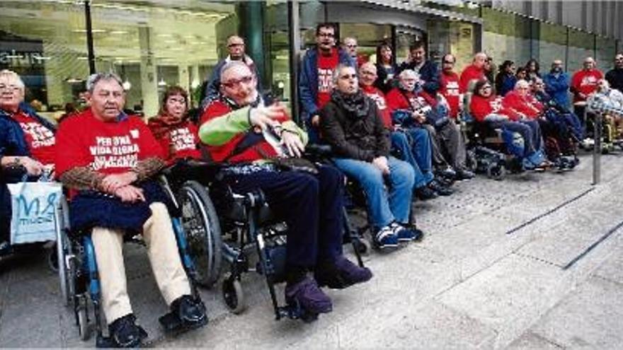 Els usuaris de la residència de Mifas abans d&#039;entrar a l&#039;edifici de la Generalitat a Girona.