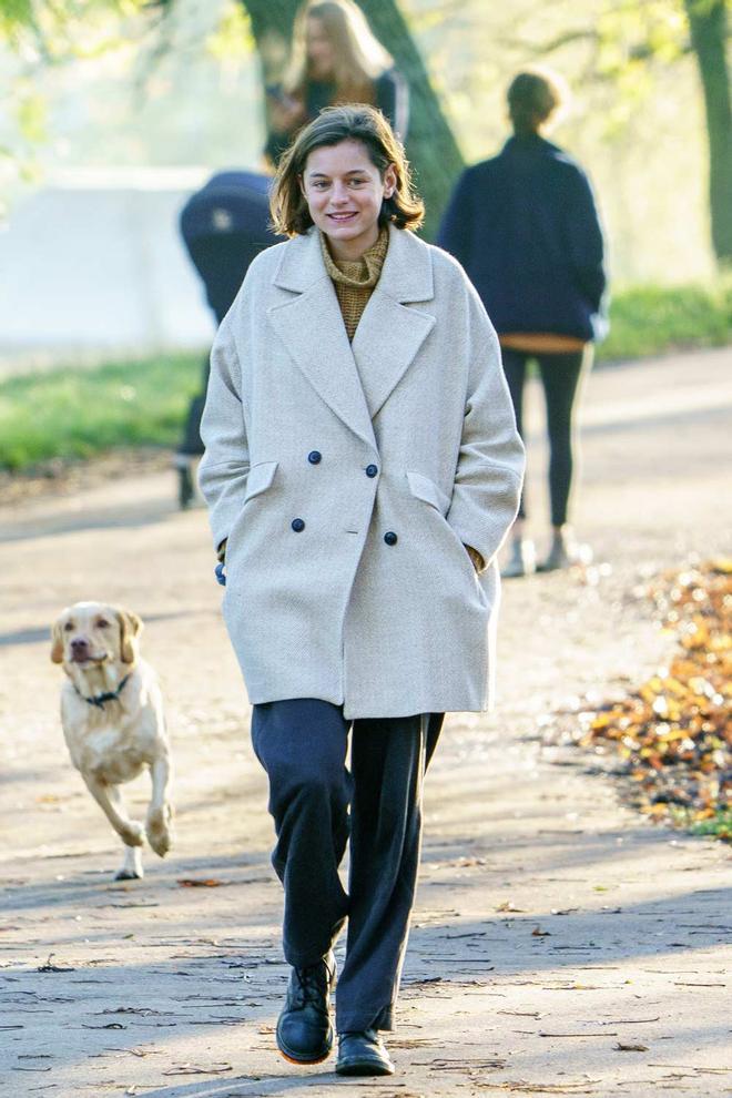 Emma Corrin, con abrigo de Mango durante uno de sus paseos en Londres