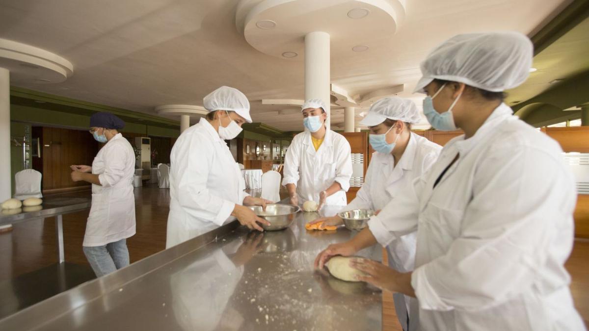 Alumnos del ciclo de Alimentación realizando sus prácticas. 