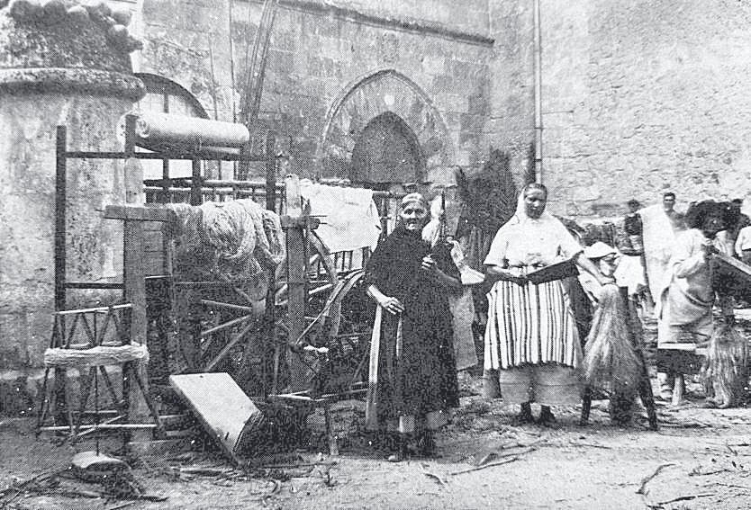 Mujeres elaborando tela de cáñamo.