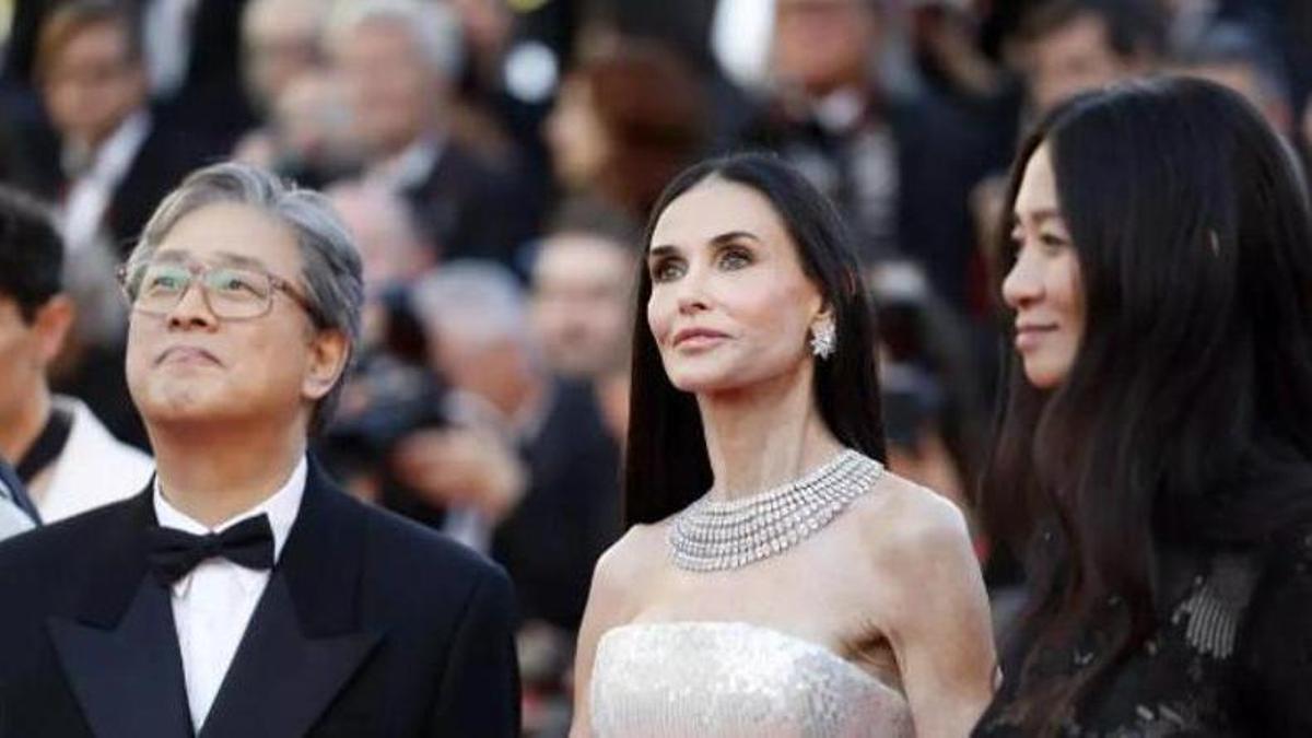 Demi Moore, amb Park Chan-wook, president del jurat de Cannes, i la cineasta Chloé Zhao