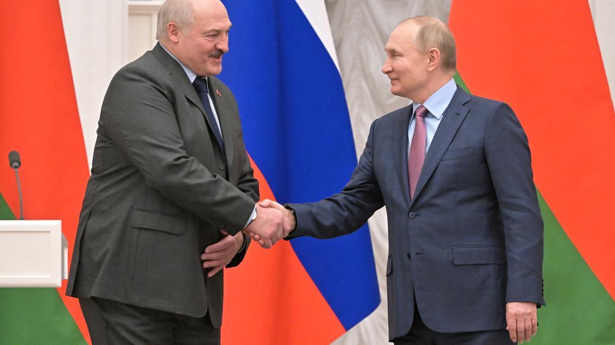 El presidente de Rusia, Vladimir Putin y el presidente de Bielorrusia, Alexander Lukashenko, el 18 de febrero de 2022.