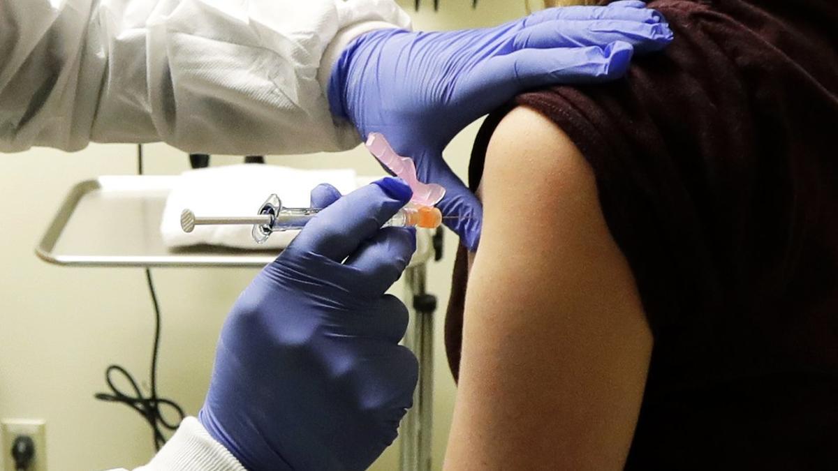 El farmacéutico Michael Witte administra una inyección del estudio clínico de la potencial vacuna contra el coronavirus, el 16 de marzo del 2020, en el Instituto de Investigación Sanitaria Kaiser Permanente Washington, en Seattle (EEUU).