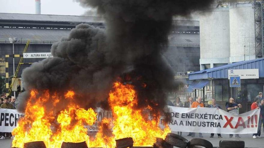 Una de las protestas protagonizadas por la plantilla de Alcoa a finales del año pasado en la planta.