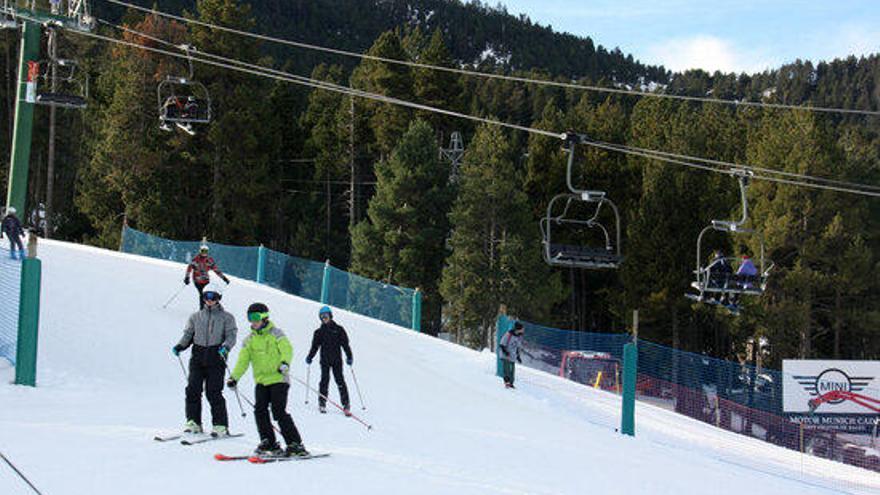 Alguns esquiadors baixant per una de les pistes de Masella
