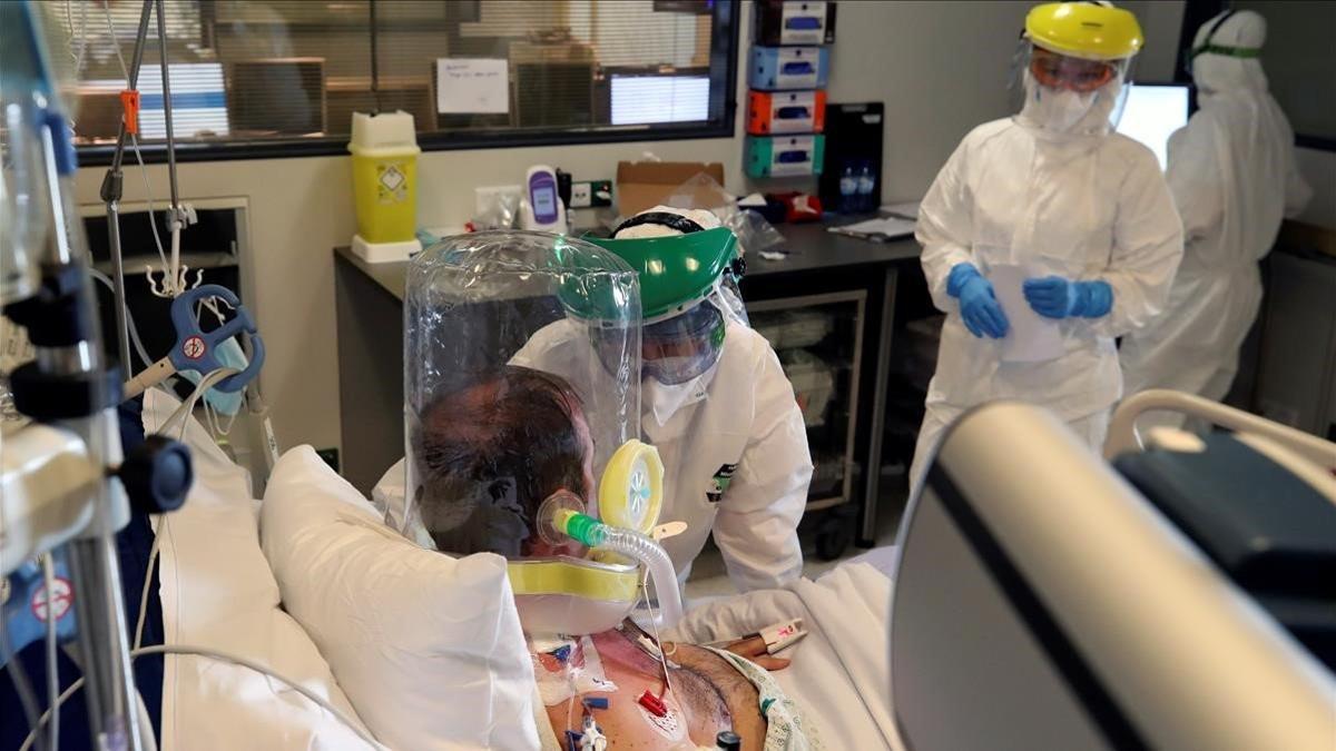 Personal médico tratan a un paciente que padece covid y está con una máscara de oxígeno en la uci del hospital belga de Charleroi, el 5 de noviembre del 2020