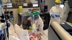 zentauroepp55761984 members of the medical personnel wearing full protective sui201123225031