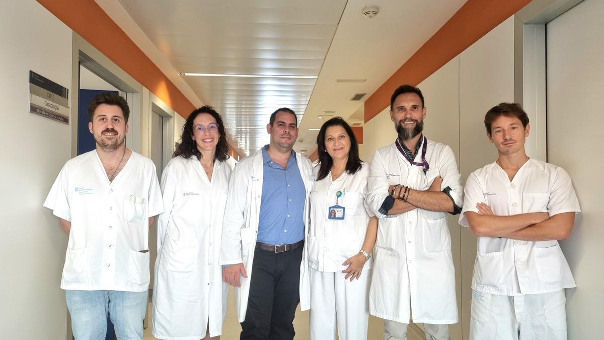 Los oncólogos desplazados de Son Espases junto a los dos de Ibiza y una técnica en cuidados de enfermería, en una imagen tomada este martes en el hospital Can Misses.