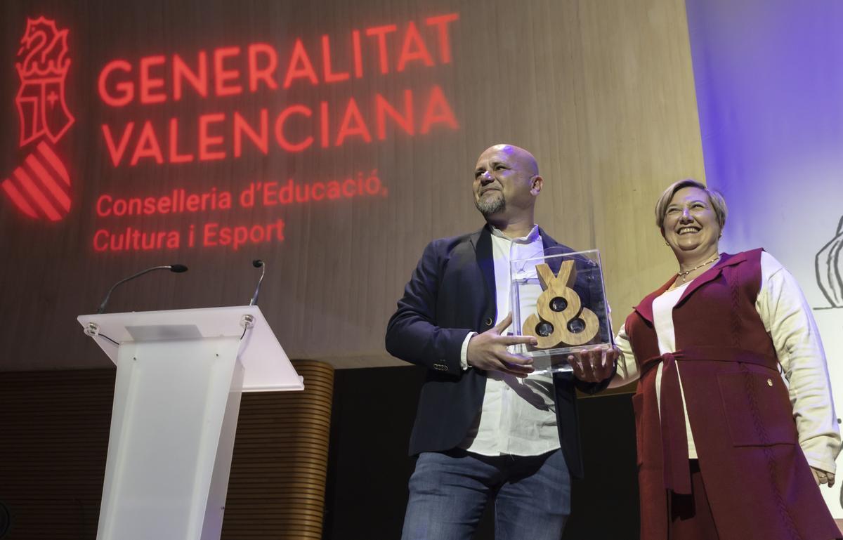 Momento en el que el alcalde de Geldo, David Quiles, recibe la distinción como capital cultural valenciana.