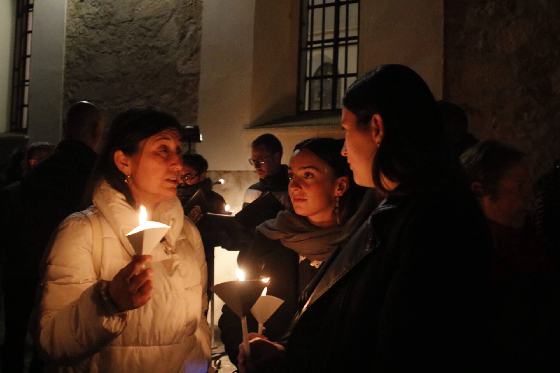 La procesión de las ánimas recorre el cementerio de San Atilano de Zamora con motivo de la noche de Difuntos y con la única iluminación de velas o faroles