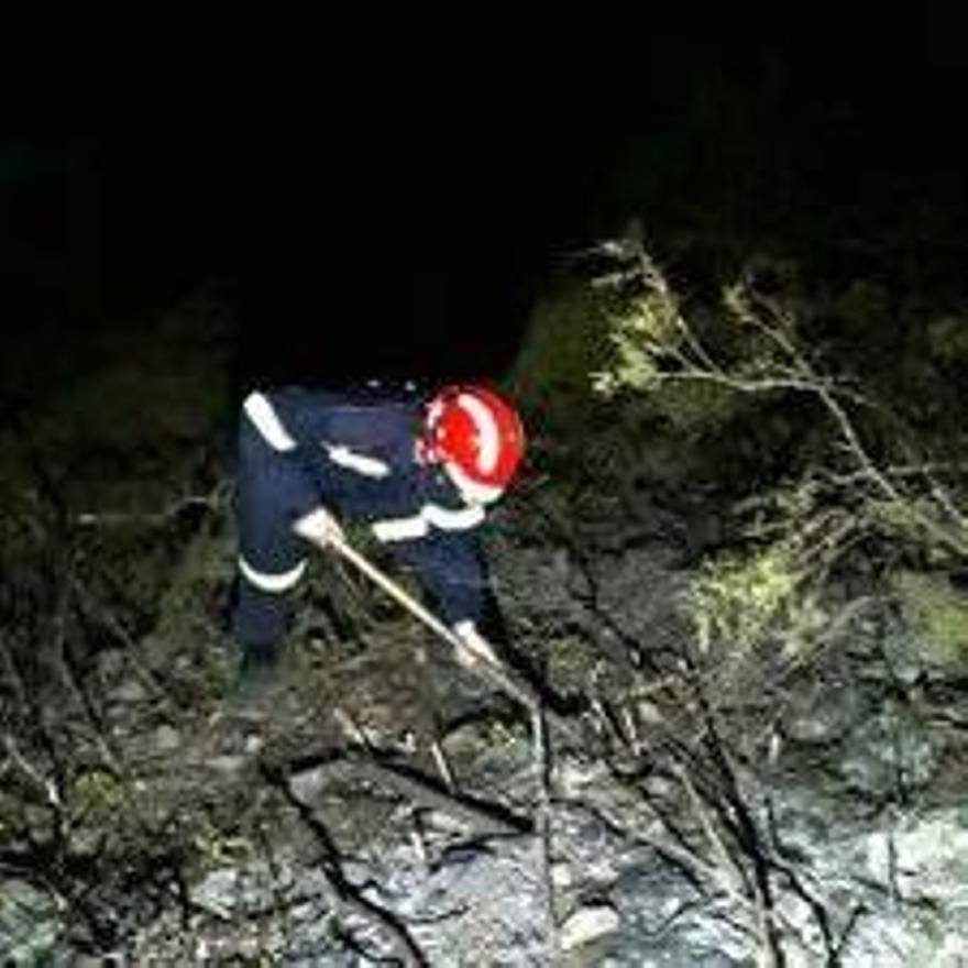 Un bombero trabajando en la zona