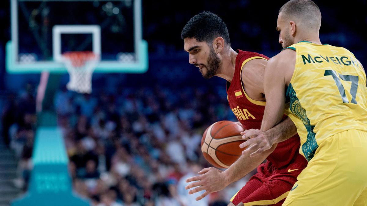 Santi Aldama en el partido de baloncesto entre Australia y España de los Juegos Olímpicos de París 2024.