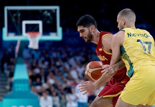 Santi Aldama en el partido de baloncesto entre Australia y España de los Juegos Olímpicos de París 2024.