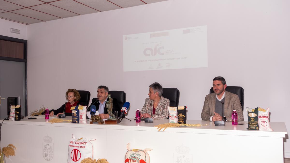 El presidente de la DOP, José Martínez, junto a la alcaldesa de Calasparra, Teresa García, y el consejero de Agricultura, Antonio Luengo