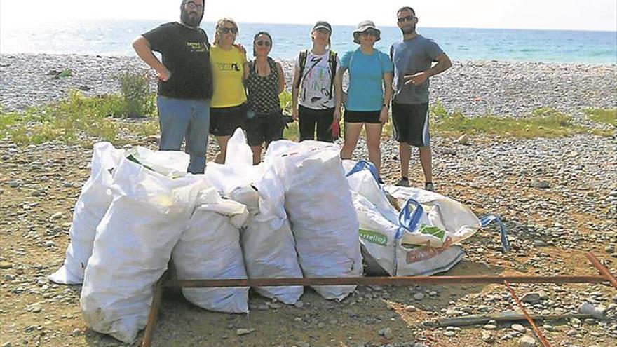 Recullen 300 quilos de residus a les platges de Vinaròs i Benicarló