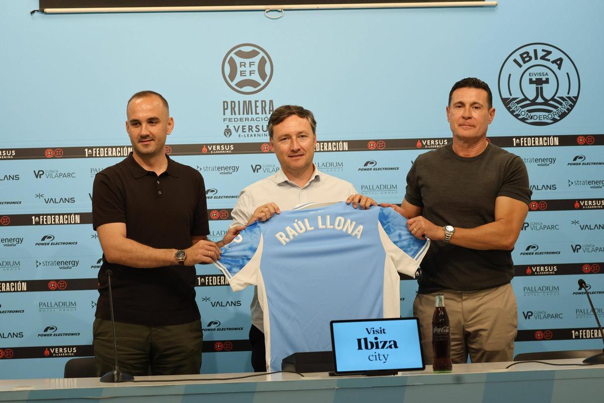 Mira las imágenes de la presentación de Raúl Llona como entrenador de la UD Ibiza