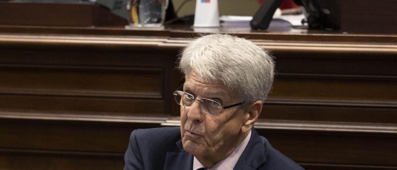 El consejero de Justicia y Seguridad del Gobierno de Canarias, Julio Pérez, en el Parlamento. | |