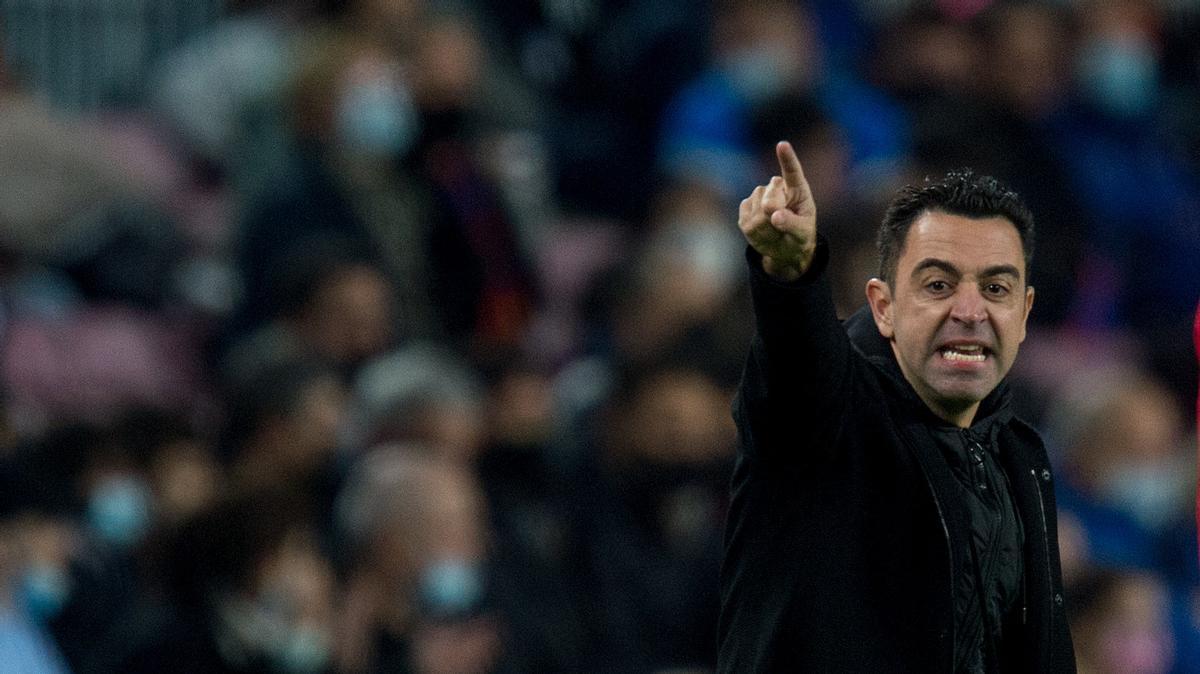Xavi da instrucciones a sus jugadores en el derbi contra el Espanyol en el Camp Nou.