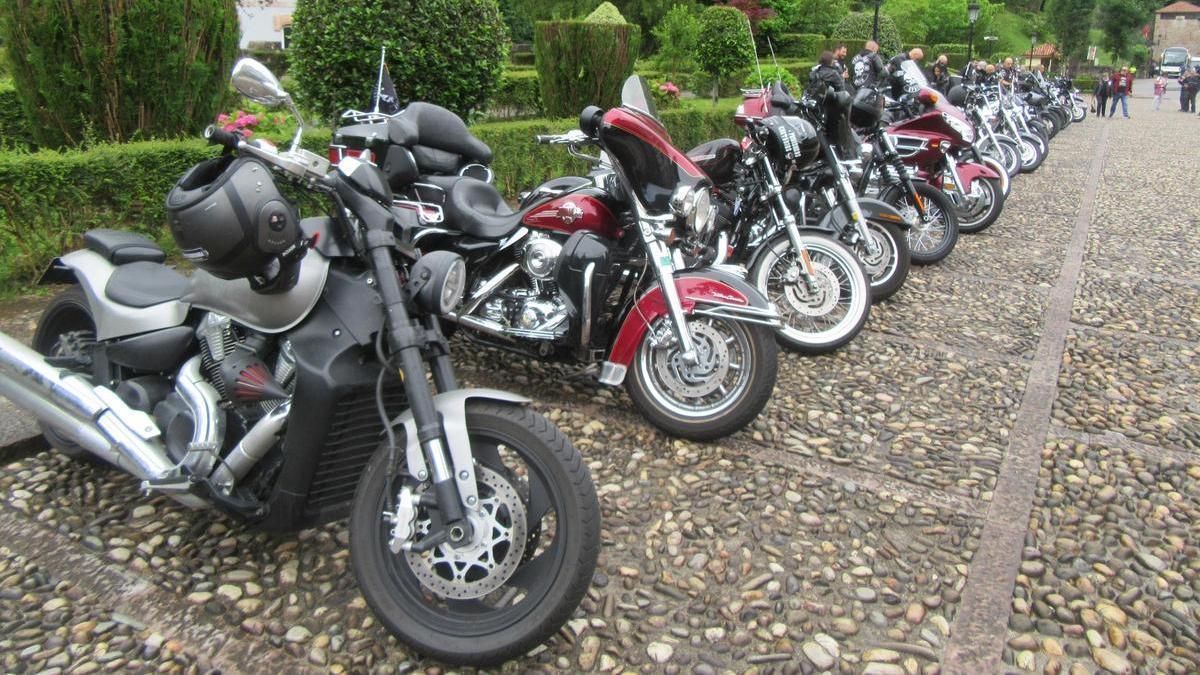 Varias de las motos, en Covadonga.