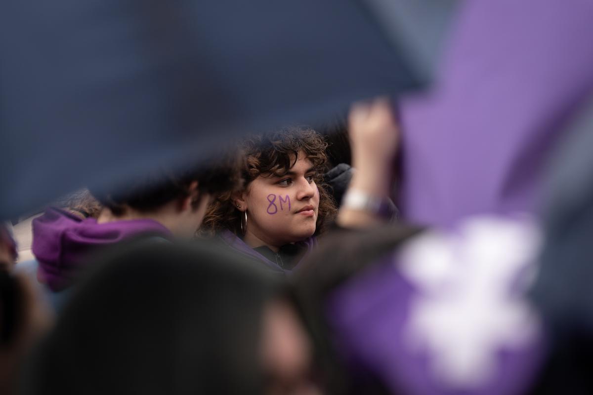 Una joven, durante las manifestaciones por el Día de la Mujer en Barcelona en 2025.