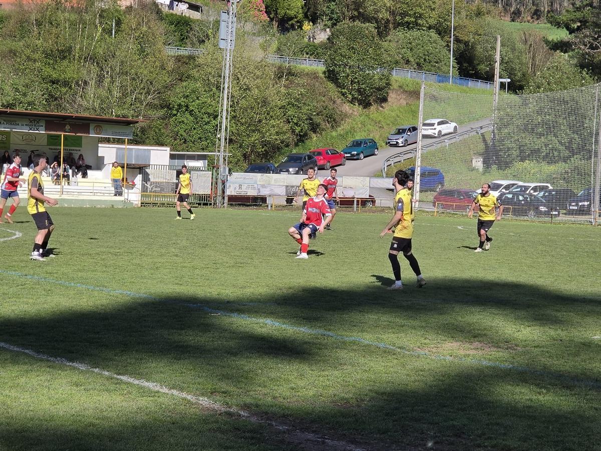 Un momento del partido en Vegadeo.