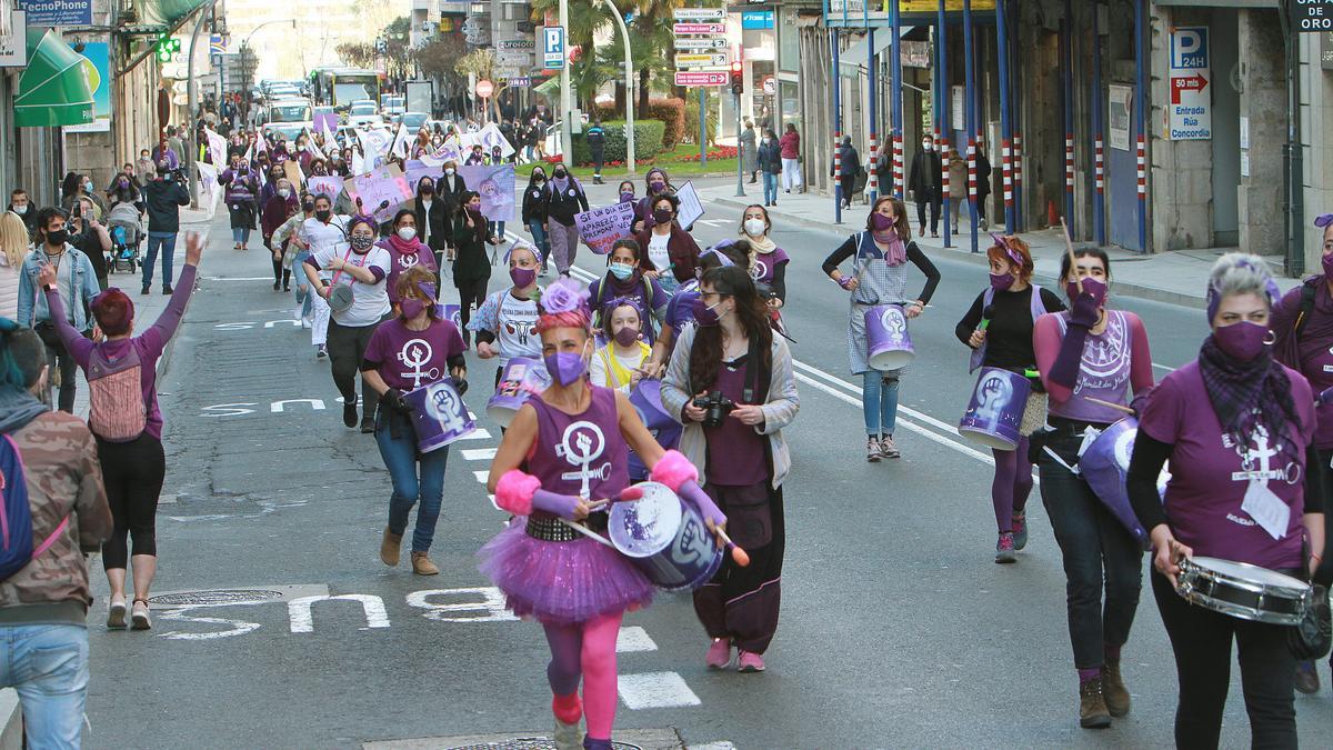 Mujeres marchando por la calle Progreso en un momento de la manifestación del 8-M. //I. OSORIO