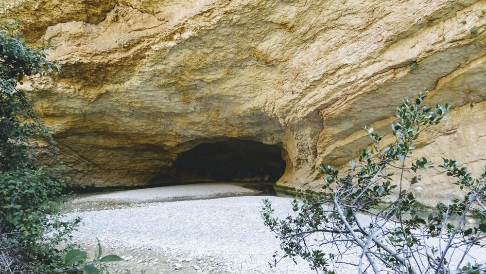 Osca. Fotografia enviada per un lector des d’Osca, concretament al riu Vero, d’aigües transparents i de bonics racons sorprenents. A la imatge podem observar la cova del Picamartillo.