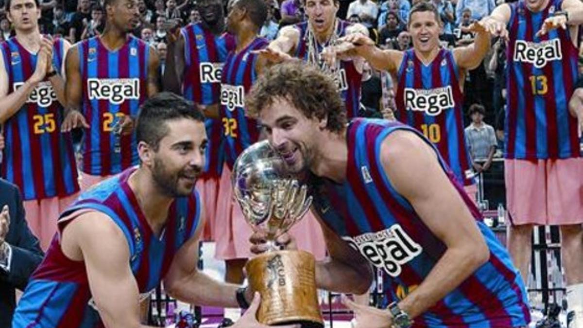 Navarro y Grimau, con sus compañeros detrás, levantan el trofeo, ayer en Bilbao.