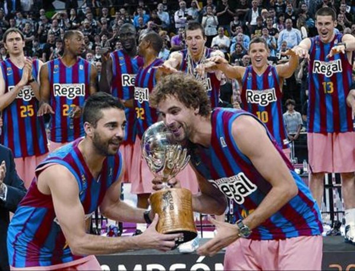 Navarro i Grimau, amb els seus companys al darrere, aixequen el trofeu, ahir a Bilbao.