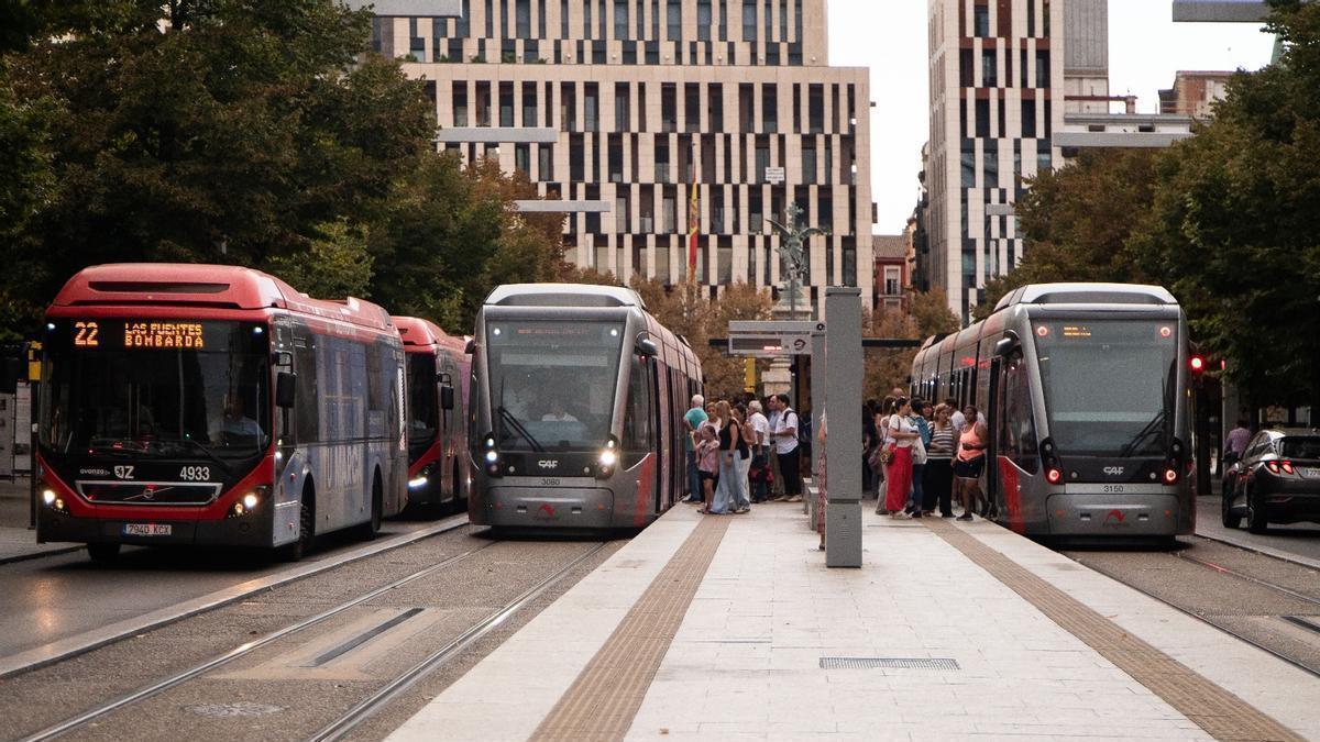 Un bus y dos tranvías de Zaragoza, en una imagen de archivo.