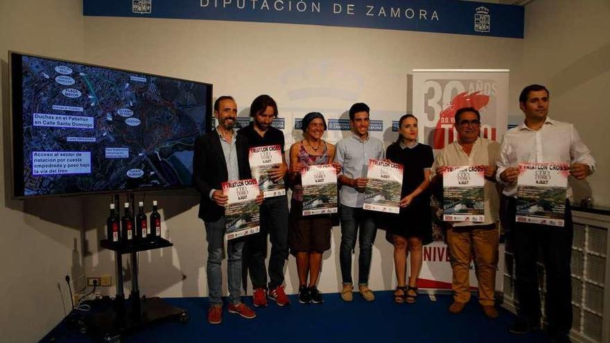 Autoridades y deportistas, con el cartel en la presentación