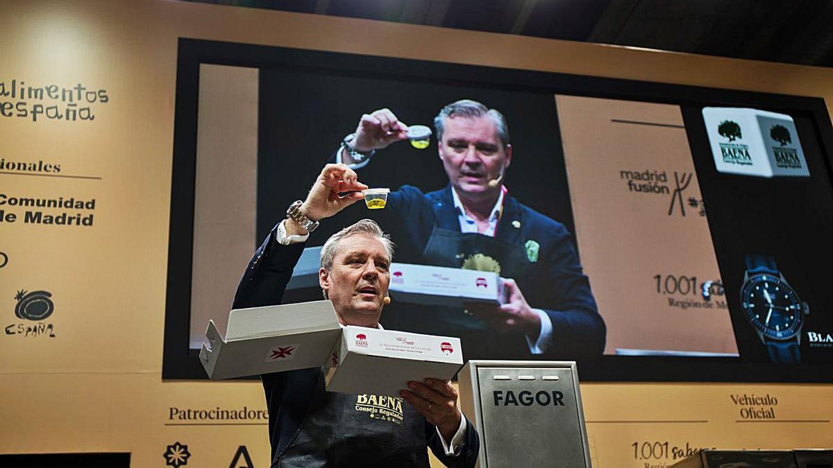 Un momento de la presentación del kit de cata con dos botellas de ‘Fuckcovid’.