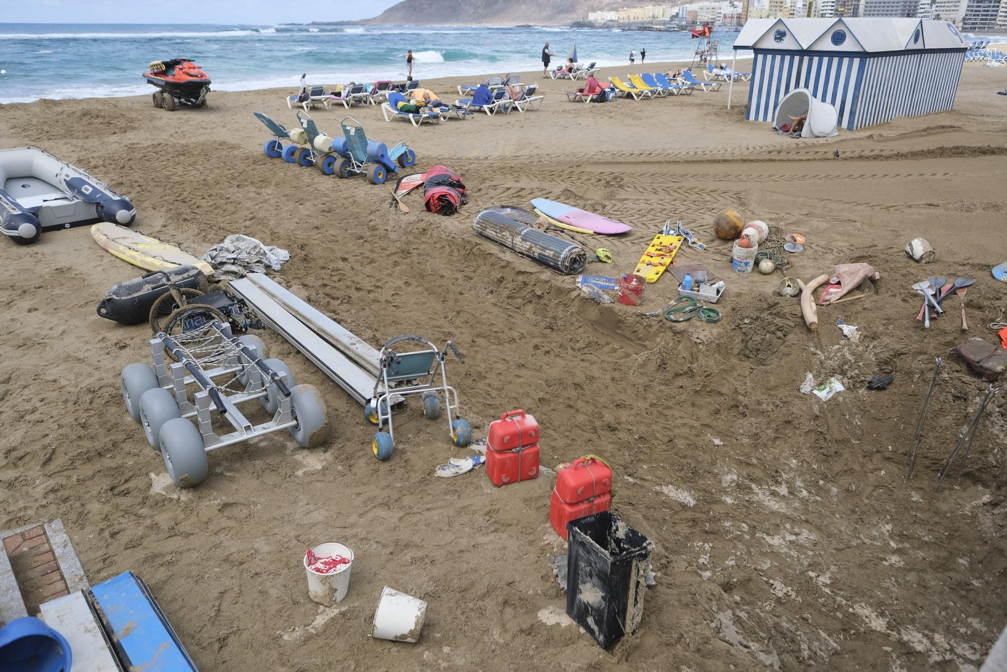 Marea alta en la playa de Las Canteras