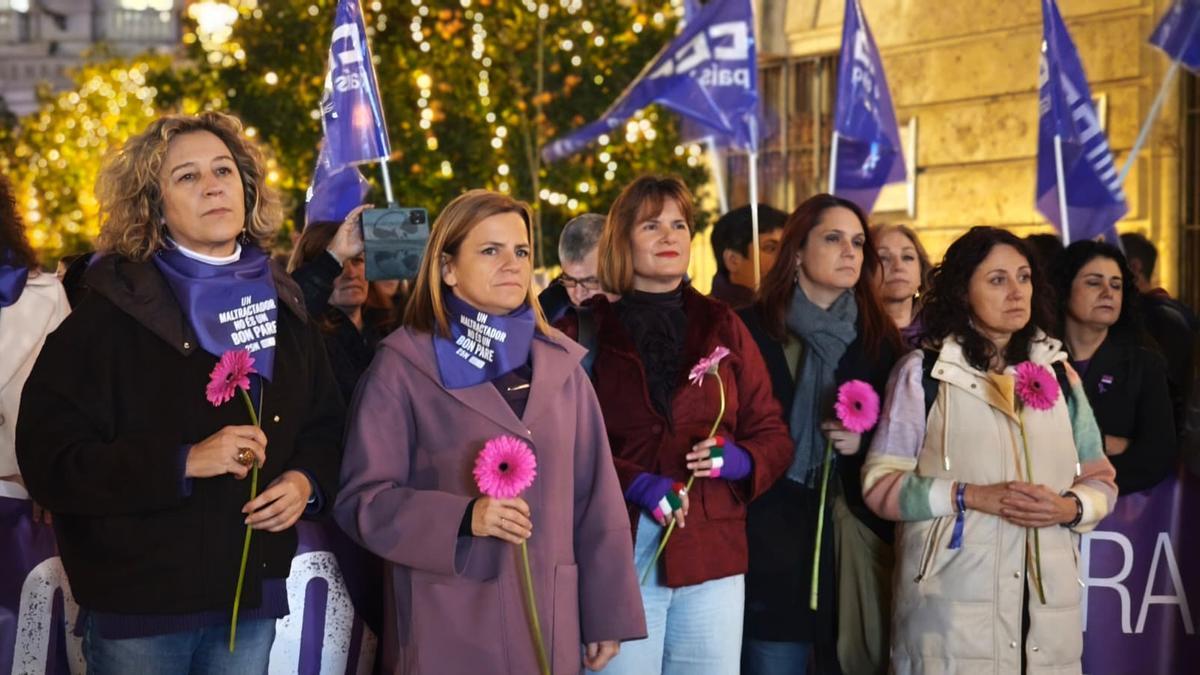 Pilar Bernabé, segunda por la izquierda.