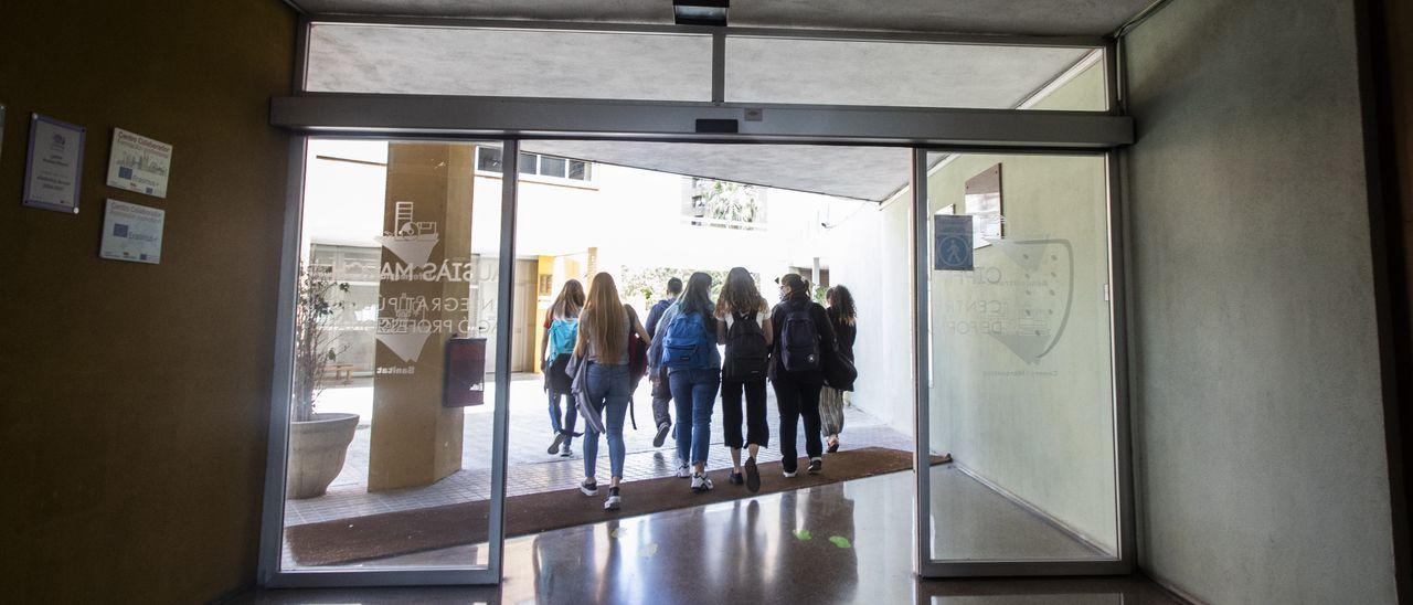 Varios alumnos de un instituto valenciano salen de las clases.