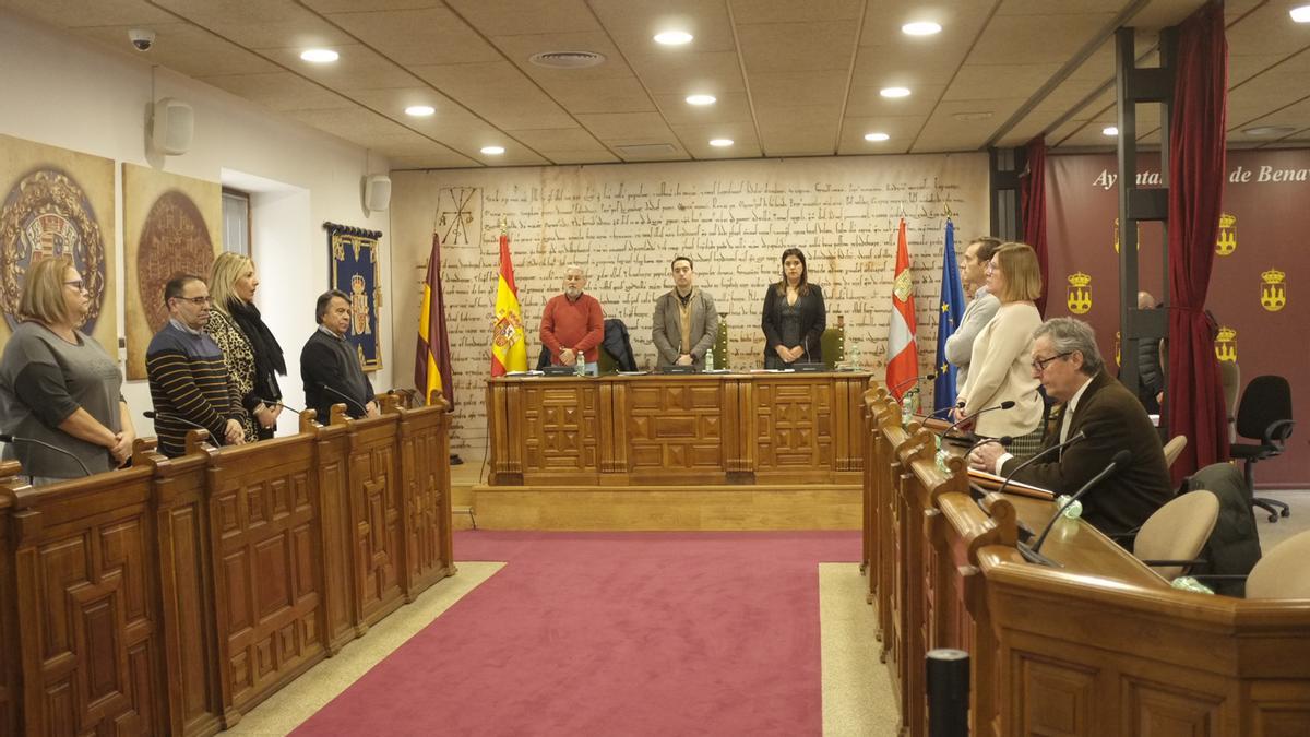 La sesión plenaria extraordinaria, la tercera a petición de la oposición sobre el Puerta del Noroeste, durante el minuto de silencio por las víctimas de la violencia de género.