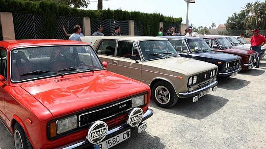 Los aficionados a los coches clásicos se reunieron en Elche, desde donde salieron hacia el Museo de Pusol y, tras su visita, celebraron una comida.